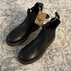 Dr Martens Chelsea boots with faux fur lining Size 6